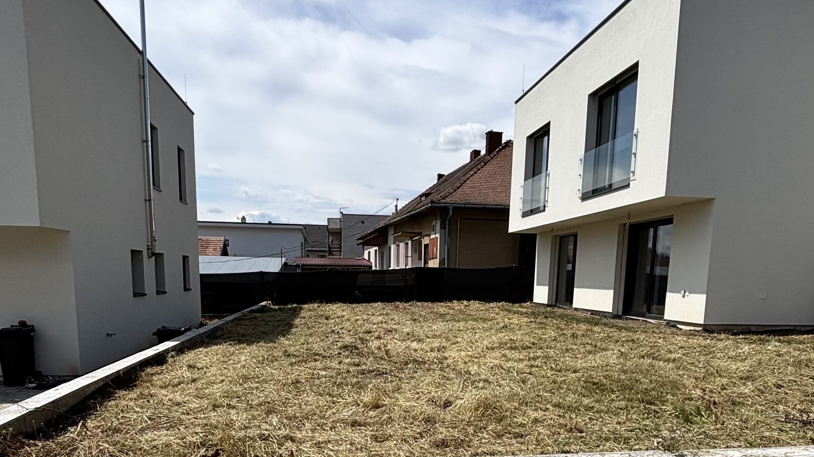 Pravidelne kosený a udržiavaný trávnik pri rodinnom dome